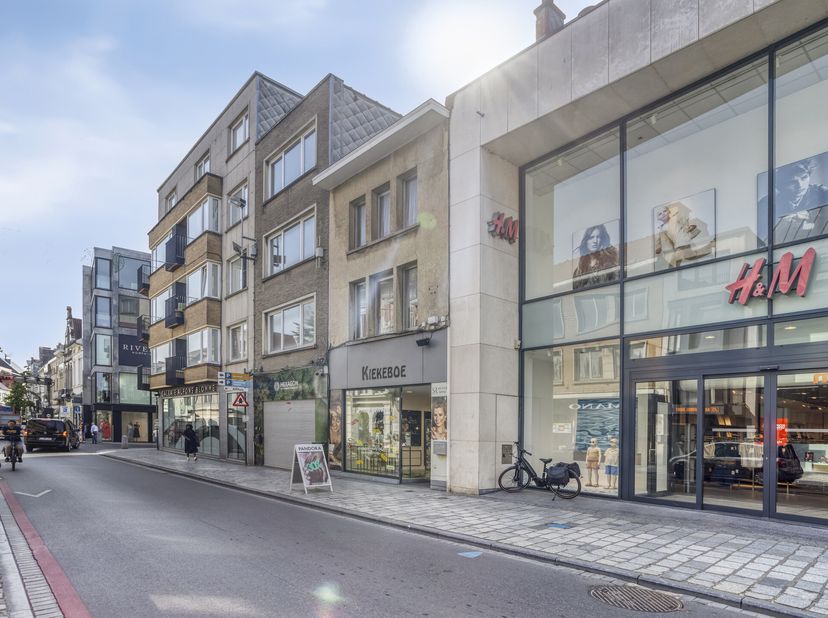 Mooi ingericht en instapklaar handelspand van ca. 100m² met bovenliggende stockagemogelijheden, gelegen in de Ooststraat te Roeselare met veel passage