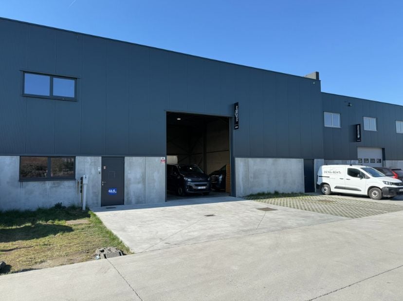 Deze KMO-unit van 369m² met twee parkeerplaatsen en een verhard buitenterrein is een uitstekende investeringsopportuniteit! Gelegen aan de Industriewe