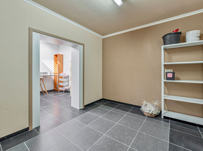 Commercieel pand met woonst te koop in Menen!&lt;br /&gt;
Op een drukke en goed zichtbare hoeklocatie vind je deze recent vernieuwde handelszaak, perfect al