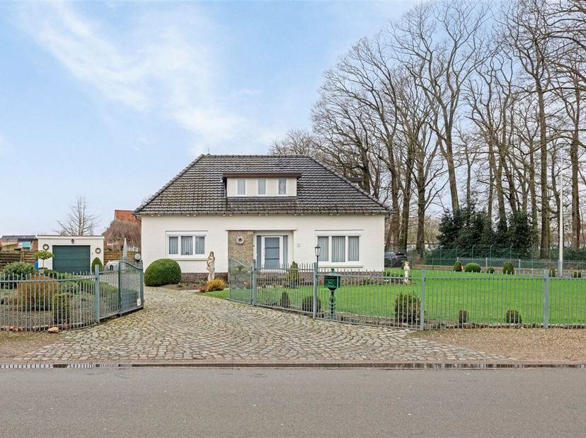 Prachtige, karaktervolle woning met 3 (+1) slaapkamers, vrijstaande garage en omheinde tuin op een toplocatie in Maaseik. &lt;br /&gt;
ALGEMEEN &lt;br /&gt;
·Open