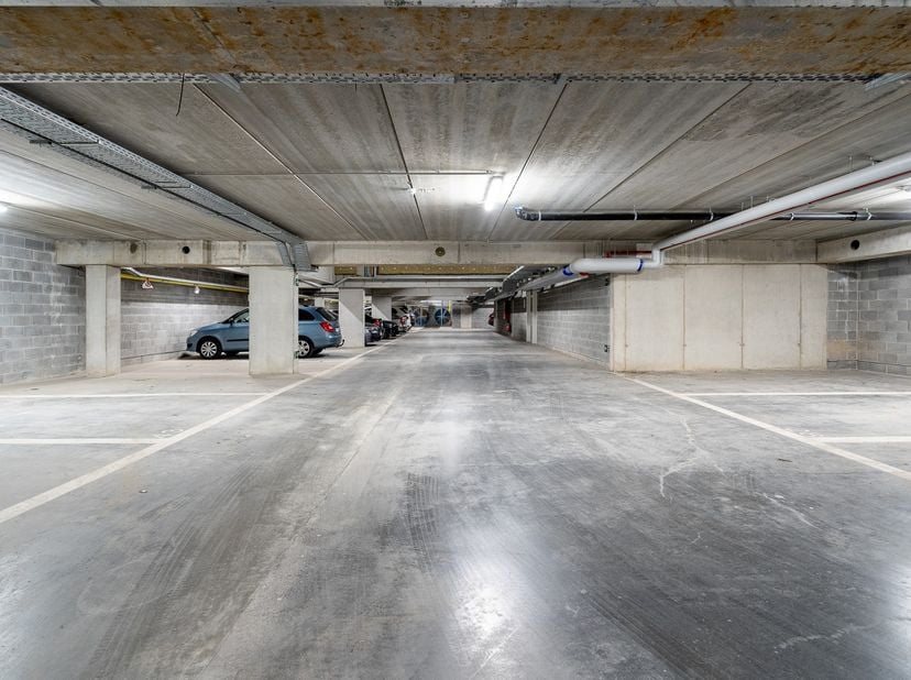 Deze ondergrondse autostaanplaats is gelegen in het centrum van Ieper in de Sint-Jansstraat. Ze maken deel uit van het nieuwbouwproject Gloria. Door d