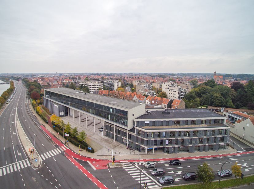 Bureau récemment construit (20 m²) à louer dans le centre d&#039;affaires Flexbox du projet de bureaux «Katelijnepoort». &lt;br /&gt;
FINITION:&lt;br /&gt;
Vitrages ex