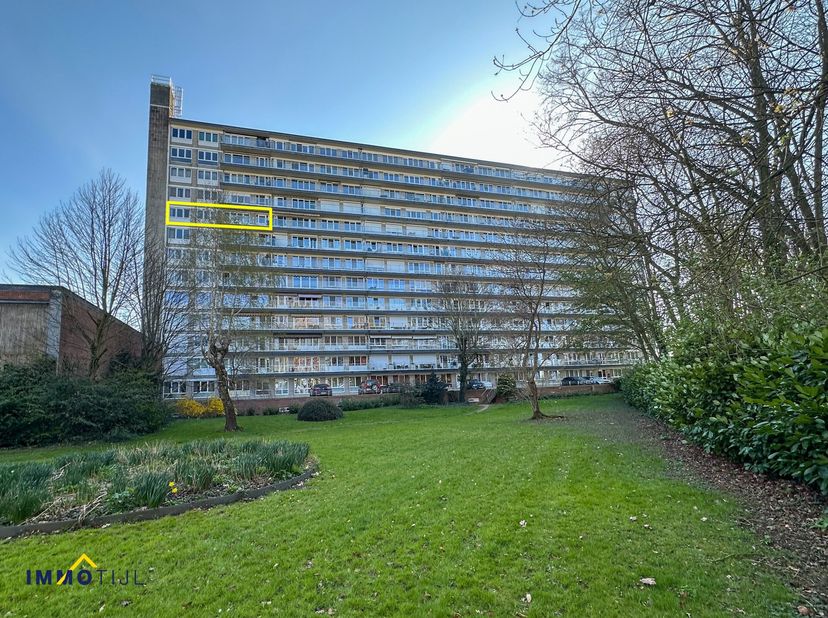 Lichtrijk appartement met 2 slaapkamers, gezellig terras en een uitstekende ligging! Dit zonnig appartement is gelegen op de 8ste verdieping (lift aan