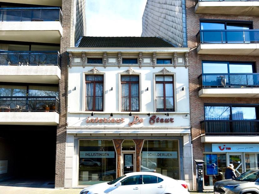Bent u op zoek naar centraal gelegen en uniek handelspand met woning?&lt;br /&gt;
&lt;br /&gt;
Deze ruime, volumineuze handelswoning, gelegen in het hart van Eekl