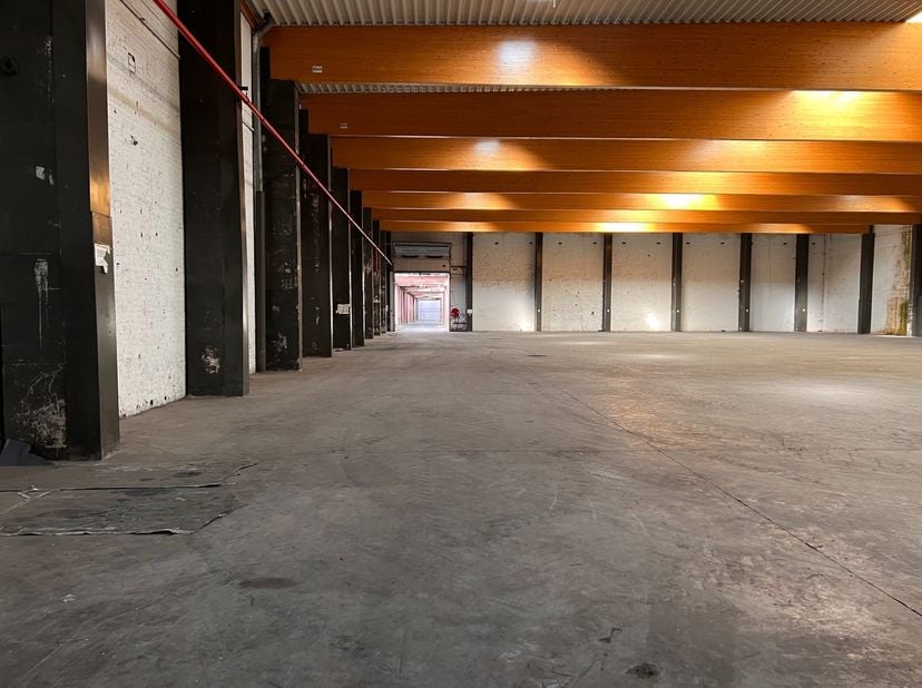 Magazijn geschikt voor opslag, van 1.961m² met afzonderlijke toegangsweg van 268m² via de Guido Gezellelaan te Roeselare.  &lt;br /&gt;
&lt;br /&gt;
De magazijnru