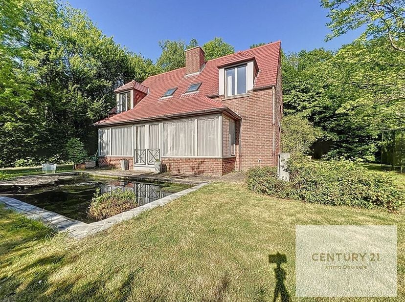 Century 21 Immo Dewaele heeft het genoegen u deze prachtige woning voor te stellen, gelegen in Braine-l&#039;Alleud, in een rustige omgeving. Deze villa, g