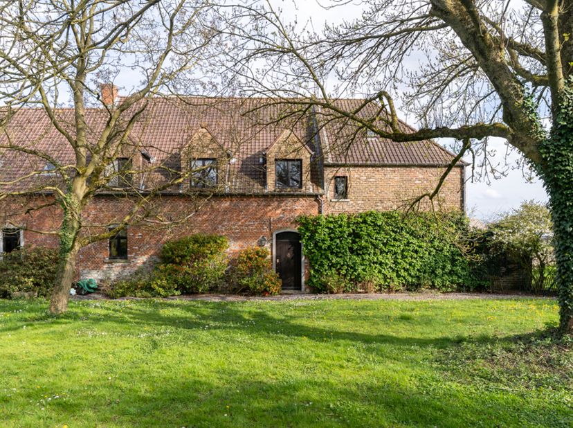 500M van de Place de Céroux - Platteland en bucolische omgeving. Historische 18e eeuwse boerderij die gerenoveerd moet worden met bijgebouwen, binnenp