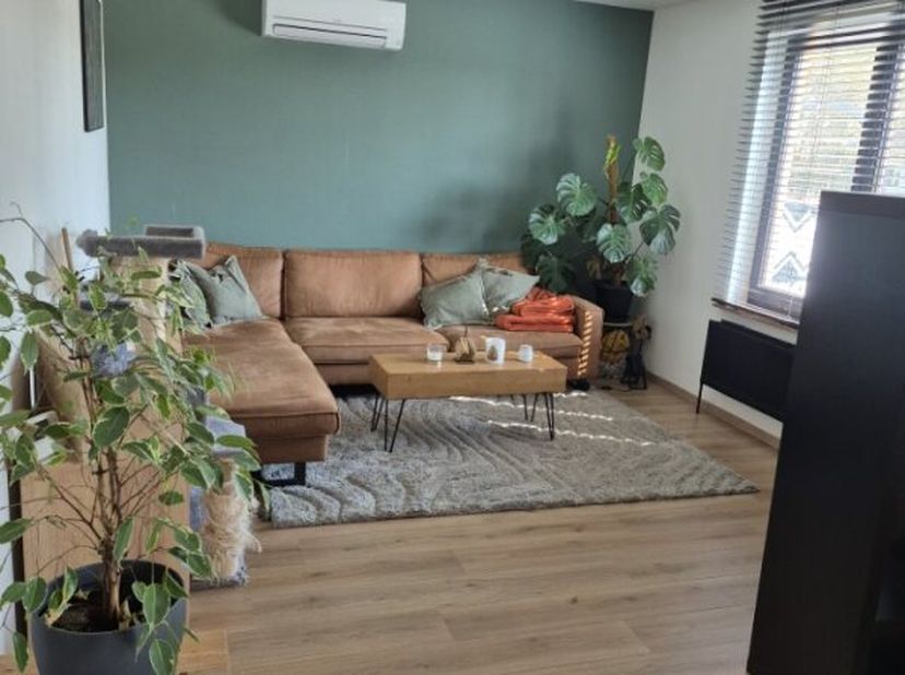 Ben je op zoek naar een stijlvol en ruim appartement met een prachtig uitzicht op een strategische locatie? Dit charmante duplex appartement van ca. 1