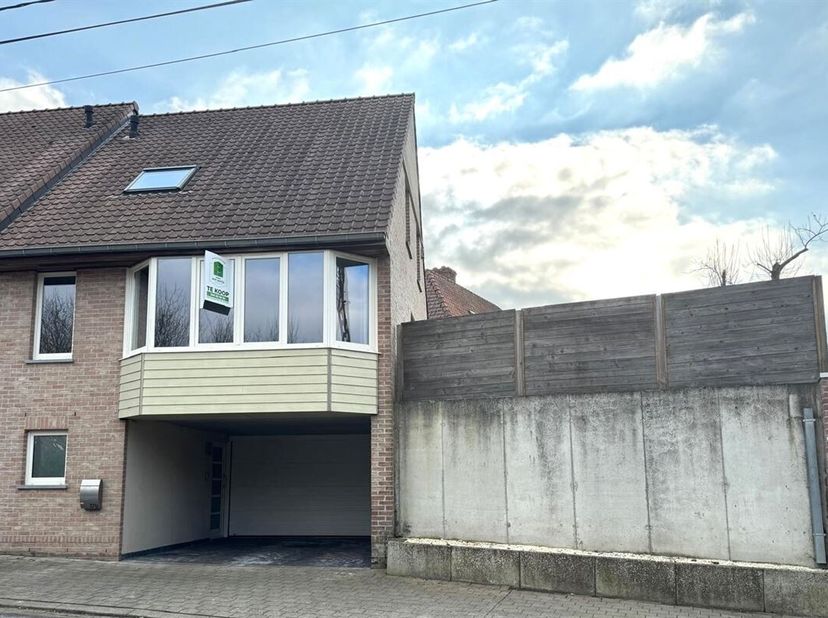 Deze prachtige woning in Tiegem biedt een perfecte mix van comfort en stijl. Met een bewoonbare oppervlakte van 140 m² en een perceeloppervlakte van 1