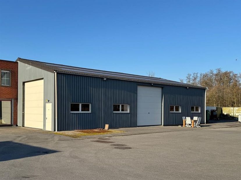 Vous êtes à la recherche d&#039;un espace industriel fonctionnel et central pour votre entreprise ?&lt;br /&gt;
Cet entrepôt offre 420 m² d&#039;espace pour le stocka
