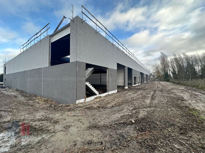 Nieuwbouw KMO-unit met een oppervlakte van 206 m² te koop vlak bij de Meensesteenweg met een onmiddellijke verbinding naar de A19 op- en afrit Menen (