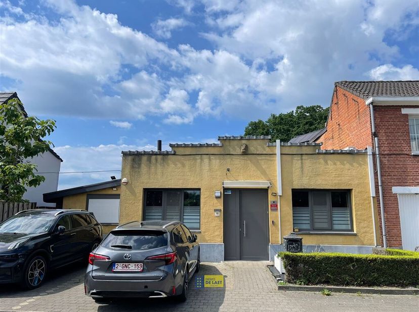 Instapklare gelijkvloerse woning met zuidgerichte tuin, laadpaal en moderne voorzieningen&lt;br /&gt;
We betreden deze gezellige gelijkvloerse woning via de