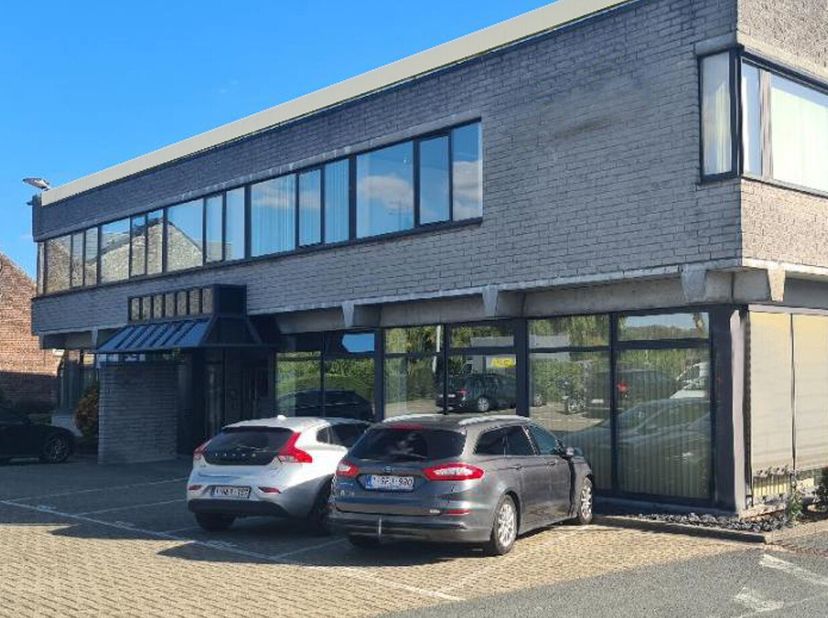 Te koop: ruim kantoor van 810 m², ideaal gelegen aan de Jan Tieboutstraat 67. Perfect voor bedrijven die op zoek zijn naar een functionele en gemakkel