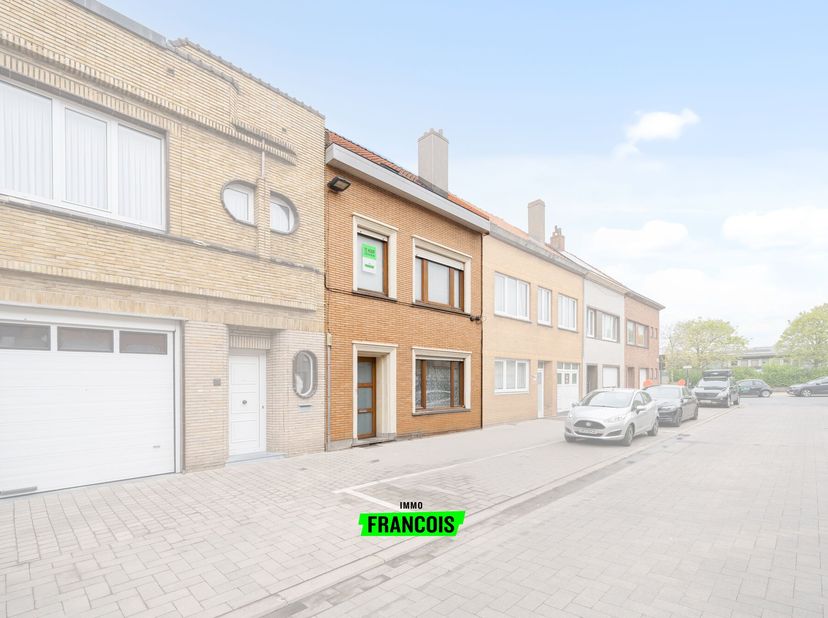 In een rustige straat, op wandelafstand van scholen, winkels en openbaar vervoer, vinden we deze charmante en volledig gerenoveerde gezinswoning. Hier