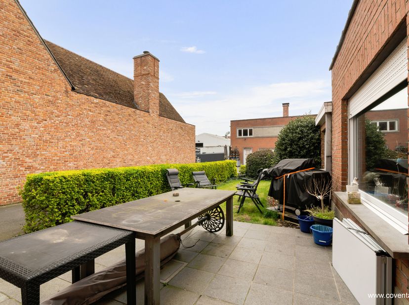 Cette maison bien entretenue comprend : un hall d&#039;entrée, lumineux séjour avec cheminée encastrée, cuisine équipée avec coin petit-déjeuner, garage av