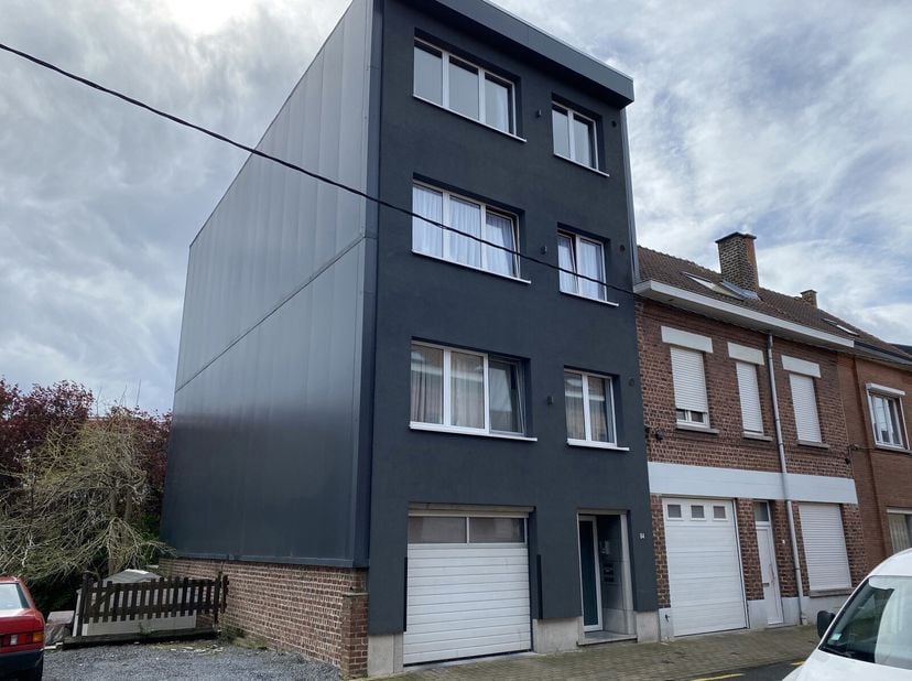 Appartement au premier étage, idéalement situé dans une rue calme (sens unique) du centre de Kortenberg et à quelques pas de la gare.&lt;br /&gt;
Premier ét