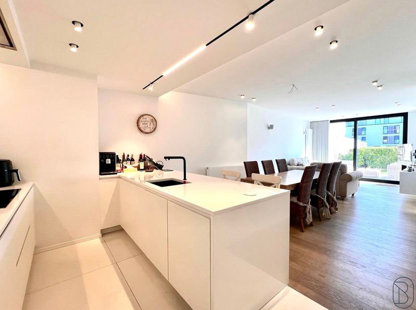 Bel APPARTEMENT récent en RDC TOP SITUÉ avec 2 chambres et TERRASSE + JARDIN clos. La résidence dispose d&#039;une PISCINE commune avec BAR ! Parfaitement