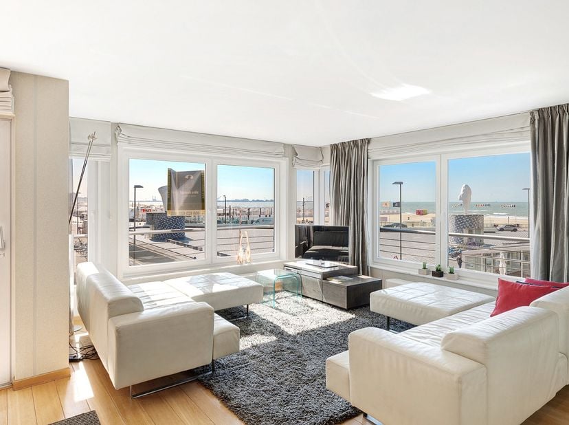 Uitstekend gelegen hoekappartement met prachtig zicht over het Rubensplein en de zee! Dit modern gemeubeld appartement is opgedeeld als volgt: inkomha