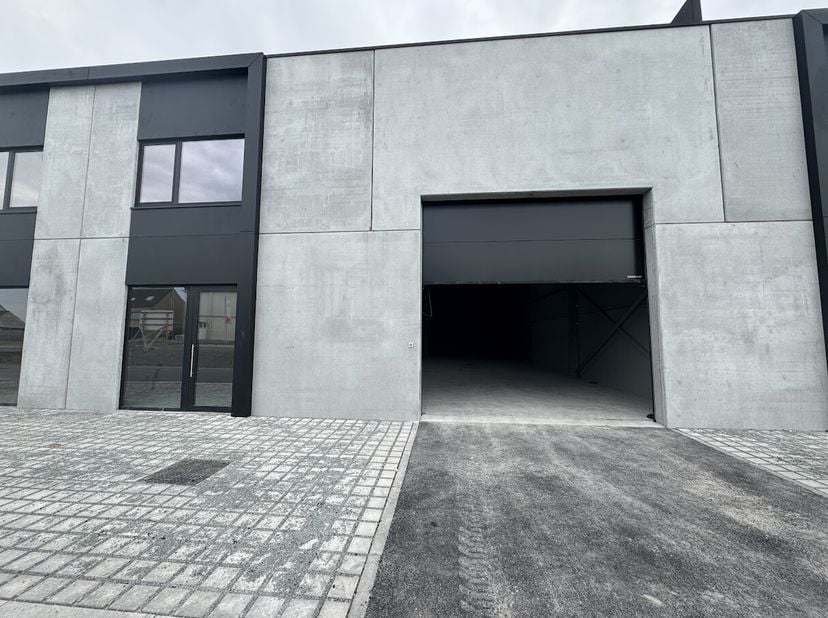 Unité PME située au centre, à deux pas de l&#039;entrée et de la sortie de l&#039;E40 à Oudenburg.&lt;br /&gt;
Caractéristiques:&lt;br /&gt;
- Unité PME (entrepôt avec sect
