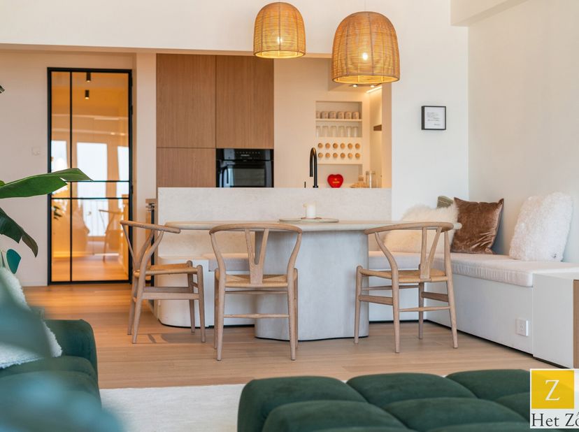 Dit prachtig gerenoveerde appartement, gelegen in het exclusieve Het Zoute te Knokke, biedt een perfecte mix van elegantie, luxe en een adembenemend f