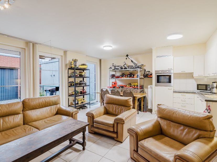 LiggingHet gelijkvloers appartement in de Leegstraat heeft een gunstige ligging binnenin Zelzate. Deze centrale ligging biedt een vlotte toegang tot d