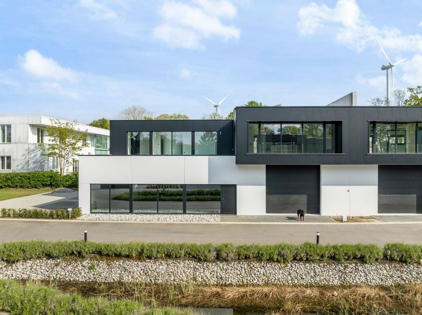 Deze nieuwbouw KMO-unit maakt een ideale combinatie van werken en wonen. Gelegen op een strategische locatie, biedt deze KMO-unit alles wat een bedrij
