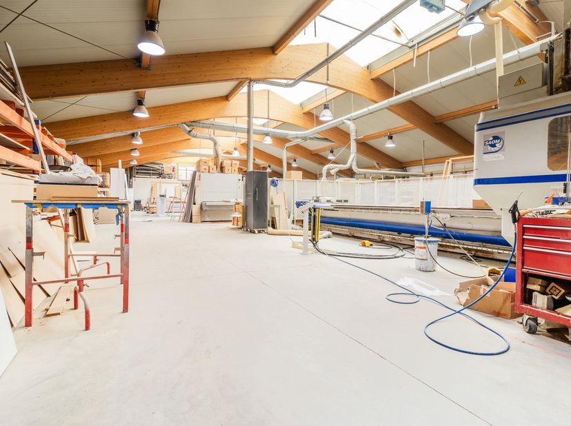 UNIQUE AU ZONING NORD | Bâtiment industriel prêt à l&#039;emploi | Construit en 2004 ,ce bâtiment totalise +/- 1.325 m² niché en plein centre du Zoning Nor