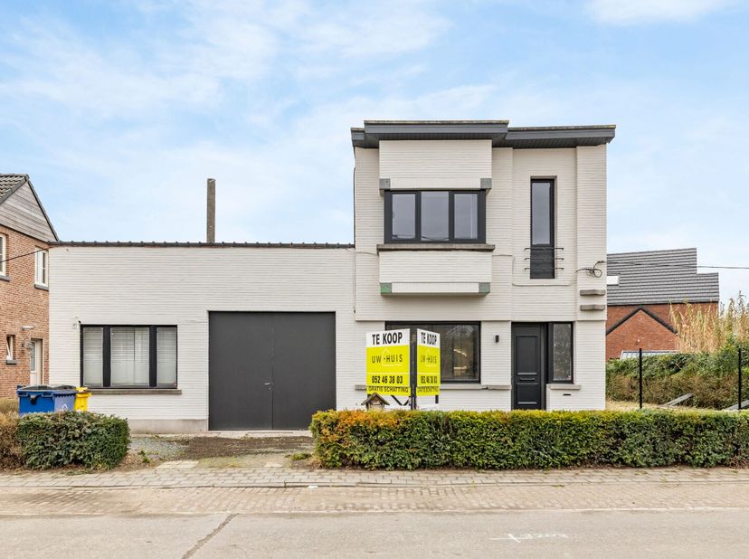 Bent u op zoek naar een woning die zowel modern als comfortabel is? Deze volledig vernieuwde open bebouwing biedt alles wat u zoekt en meer. Met drie