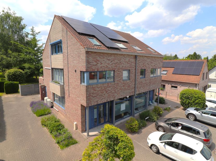 Maison prête à emménager (1990) avec grand jardin convivial à vendre près du centre de Moorsel.&lt;br /&gt;
&lt;br /&gt;
La maison se compose d&#039;un hall d&#039;entrée a