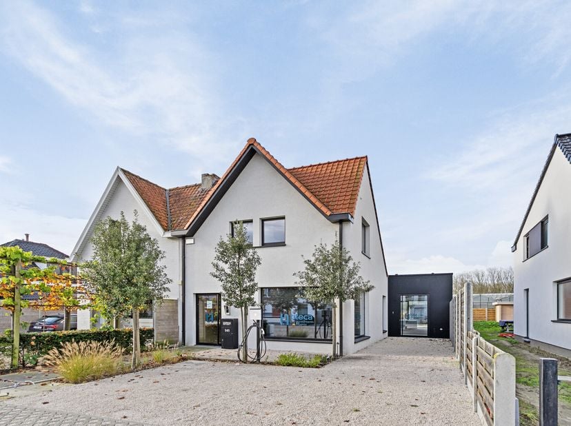 Volledig afgewerkt, instapklaar kantoor (231 m²) te huur in Maldegem. Top visibiliteit langs de Aalterbaan.  Integrale renovatie en conversie tot kant