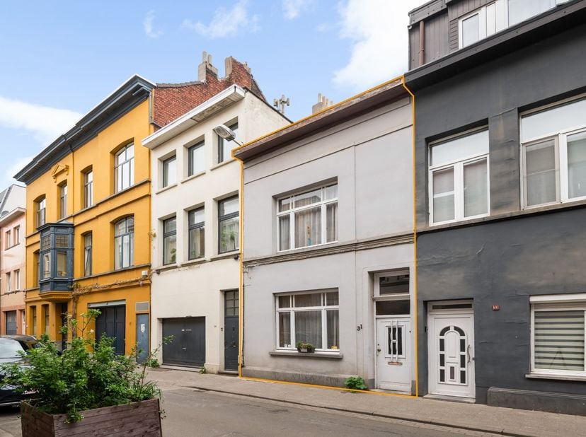 Deze verrassend ruime, te renoveren woning is gelegen in een super gezellig straatje, vlakbij het centrum van Antwerpen, op wandelafstand van voorzien