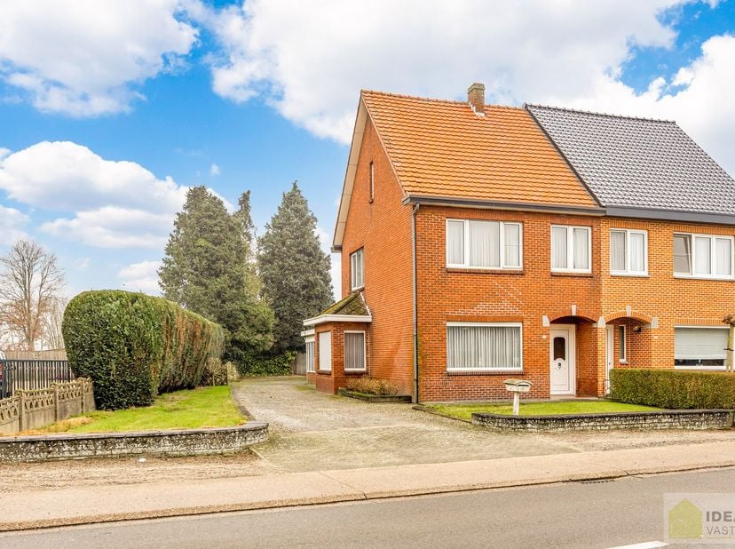 IDEALIS VASTGOED – TE RENOVEREN GEZINSWONING MET 4 SLAAPKAMERS OP EEN AANGENAAM PERCEEL VAN 9a 45ca MET PRACHTIG GROEN VERGEZICHT VLAKBIJ HET CENTRUM