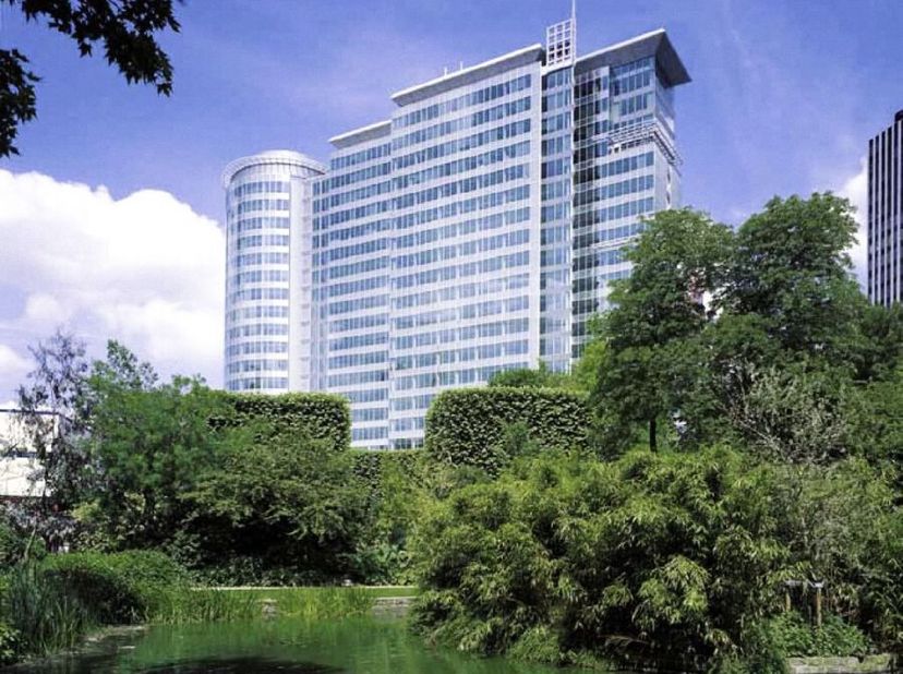 De Botanic Toweris een iconische kantoortoren dat het laatst gerenoveerd werd in 2004.Dit gebouw domineert al sinds jaar en dag de skyline van het noo
