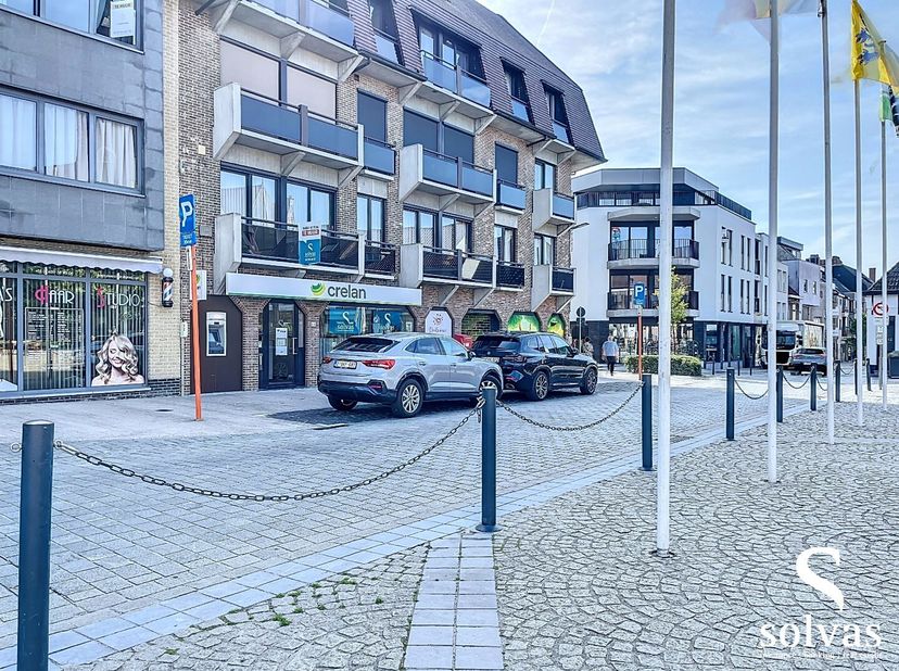 Gelegen op de eerste verdieping aan de levendige Markt van Aalter, biedt dit ruime en lichtrijke appartement een ideale combinatie van comfort en cent