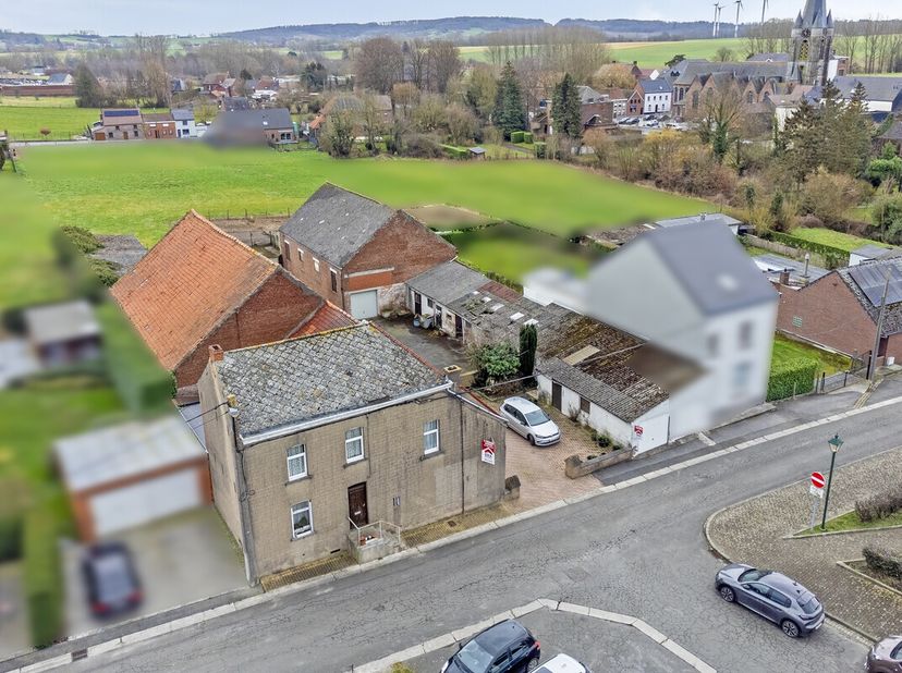 Ensemble immobilier composé d&#039;une habitation, de 16 garages (actuellement loués), d&#039;annexes et d&#039;une seconde habitation également louée, le tout situé
