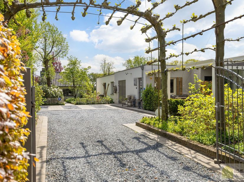IDEALIS VASTGOED – Prachtige, stijlvolle woning mét B&amp;B-gedeelte (OVERNAME VAN  ZEER GOED DRAAIENDE B&amp;B ALSOOK INBOEDEL INBEGREPEN), van maar liefst +