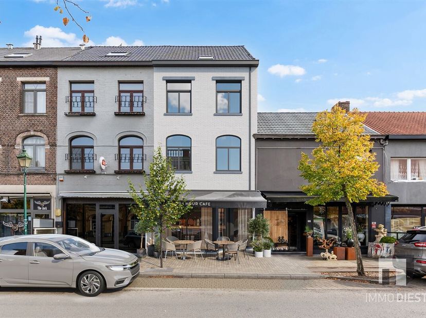Handelspand met achterliggend terras en bovenliggend appartement heeft volgende troeven:&lt;br /&gt;
Handelspand/café:&lt;br /&gt;
+ Terras vooraan en achteraan;&lt;
