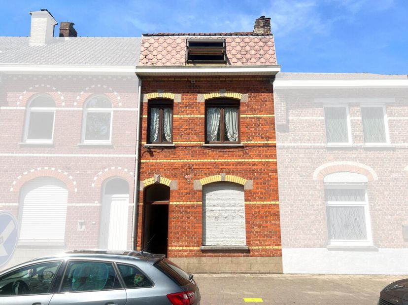 De woning beschikt over een gelijkvloers met voorplaats, living, ruimte voor installeren keuken en een tuintje. Op de eerste verdieping is er een grot