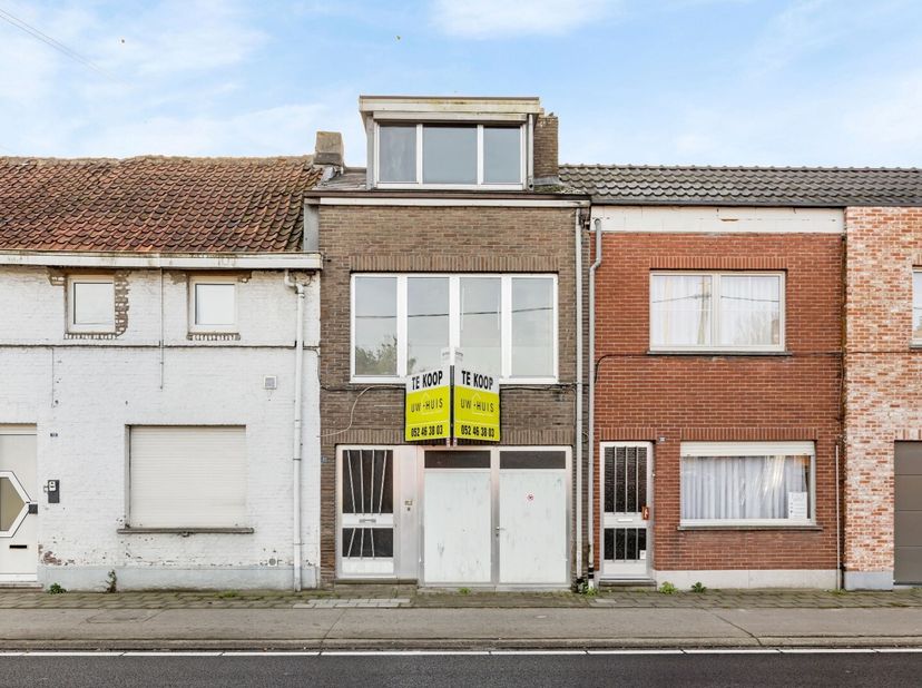 Ontdek deze ruime bel-etagewoning met een bewoonbare oppervlakte van bijna 160 m² in een landelijke, groene omgeving. Dankzij de zuidelijke oriëntatie