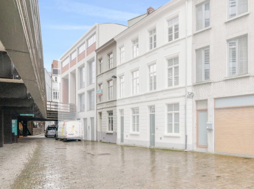 Deze leuke, lichtrijke woning is gelegen rechtover de Krook in het centrum van het prachtige Gent.&lt;br /&gt;
&lt;br /&gt;
De woning omvat op de 1° verdieping de
