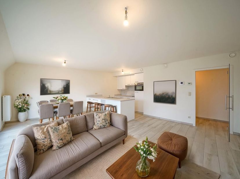 Cherchez-vous un appartement élégant et spacieux près du centre-ville d&#039;Oudenburg ? Alors, ce magnifique appartement en duplex, construit en 2016, est