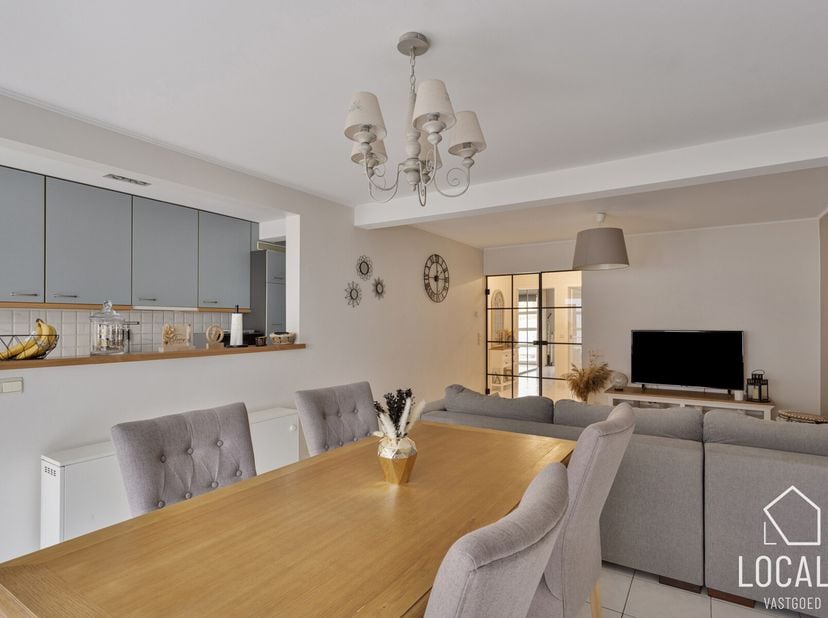 Dit instapklaar appartement heeft een inkomhal, lichtrijke woonkamer met open keuken, toilet, badkamer (voorzien van wastafel en bad-douche), bergruim