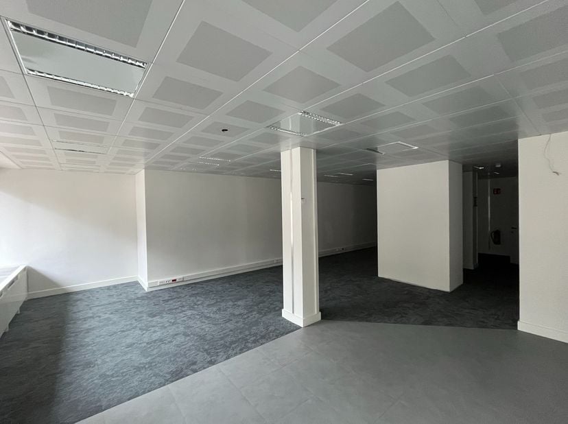 Deze split-level retail/kantoorruimte (+/- 240m²) met grote visibiliteit is gelegen aan de Martelarenlaan aan de binnenzijde van de kleine ring tussen