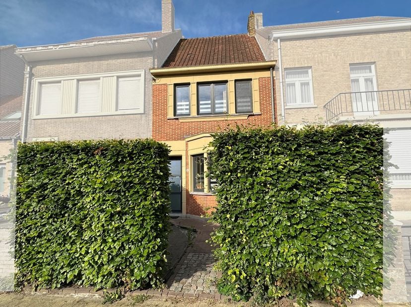 Volledig vernieuwde woning in Koksijde dorp. Indeling: inkom, leefruimte, afzonderlijk ingerichte keuken, 3 slaapkamers, badkamer (stortbad, wastafel,