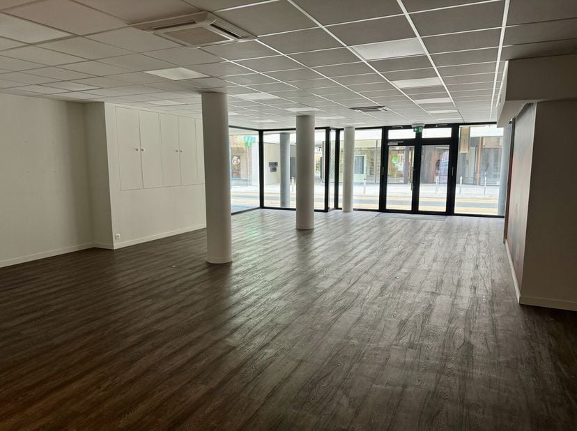 Dit multifunctionele pand, centraal gelegen in het bruisende hart van Haacht, biedt uitgebreide mogelijkheden voor diverse ondernemingen. De kelderver
