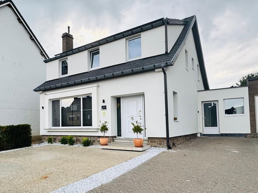 Deze stijlvolle, instapklare woning op een perceel van ca. 799 m² biedt een unieke combinatie van comfort, energiezuinigheid en ruimte. Met een afgewe