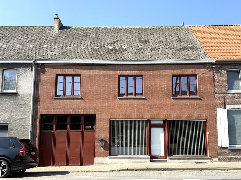 Goedgelegen grote DEGELIJKE woning met ATELIER, praktijk, woongedeelte en diepe tuin. Ideaal voor mensen op zoek naar combinatie werken en wonen, of m