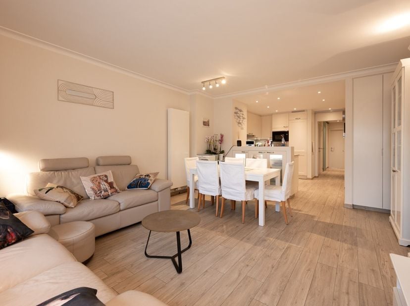 Mooi gerenoveerd appartement gelegen op een 7e verdieping in zijstraat zeedijk Albertstrand/Duinbergen.  Het appartement biedt een prachtig zicht op z