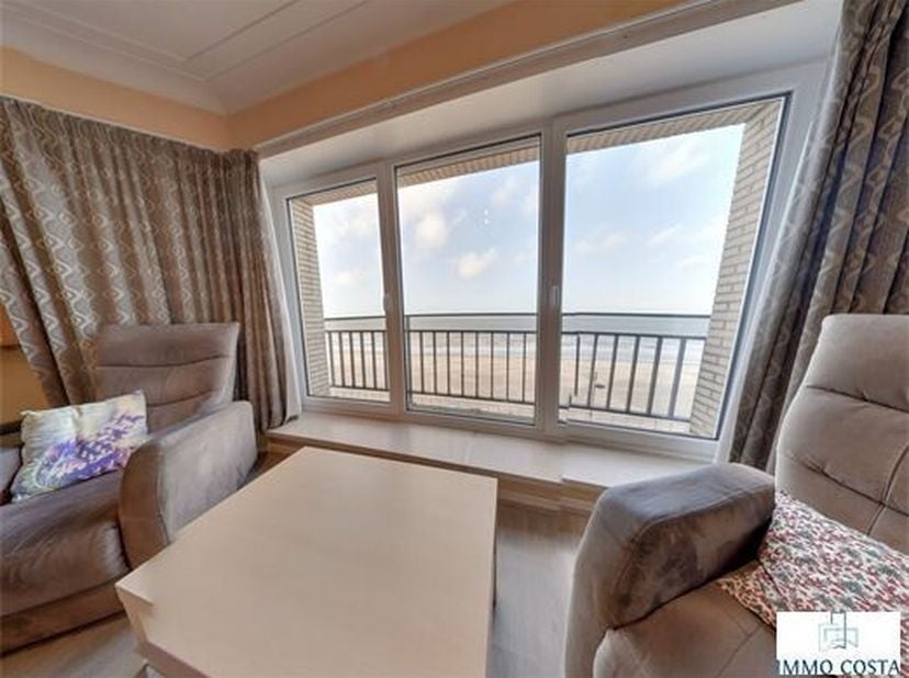 Ontdek het kustleven in Middelkerke met dit 2-slaapkamer appartement aan Zeedijk 156. Geniet van adembenemend frontaal zeezicht en profiteer van de ce