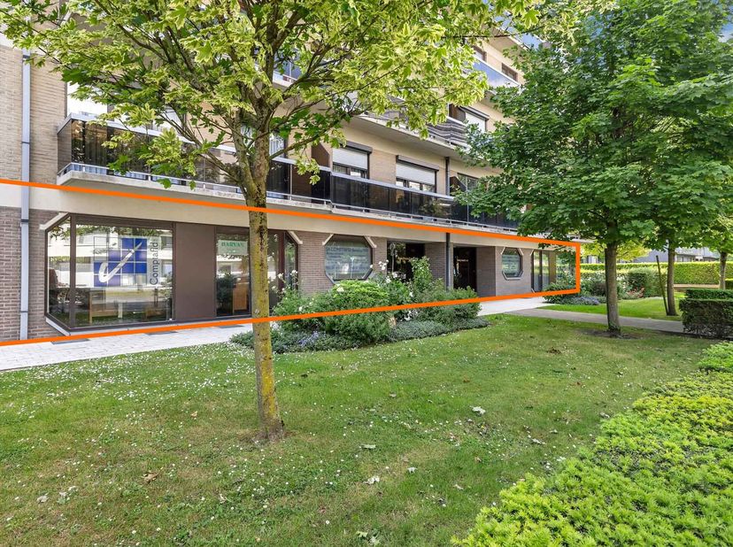 Pour plus d&#039;informations ou pour une visite, appelez le 02 884 23 23 - Ce rez-de-chaussée commercial entièrement prêt à l&#039;emploi est situé à Molenbeek